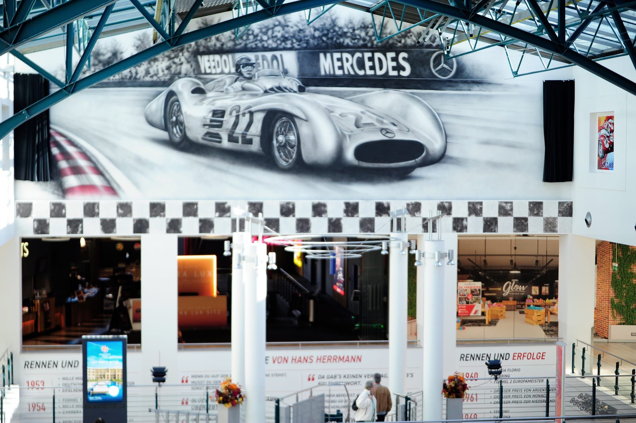 Große Ehre für eine Motorsportlegende: Im Sindelfinger Stern-Center wurden zwei monumentale Kunstwerke zu Ehren von Hans Herrmann enthüllt. Zahlreiche Familienmitglieder, Freunde, Weggefährten und Gäste waren bei der feierlichen Würdigung dabei. Impressionen einer besonderen Veranstaltung.