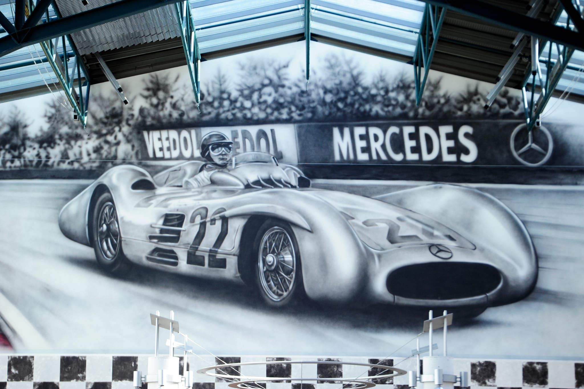 Große Ehre für eine Motorsportlegende: Im Sindelfinger Stern-Center wurden zwei monumentale Kunstwerke zu Ehren von Hans Herrmann enthüllt. Zahlreiche Familienmitglieder, Freunde, Weggefährten und Gäste waren bei der feierlichen Würdigung dabei. Impressionen einer besonderen Veranstaltung.