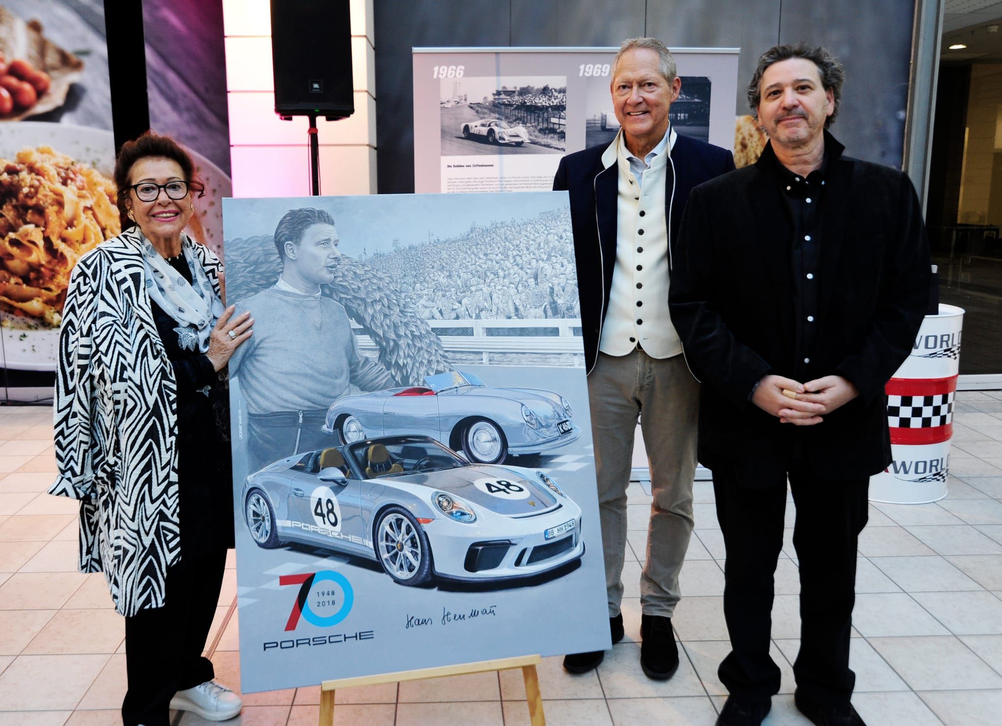 Große Ehre für eine Motorsportlegende: Im Sindelfinger Stern-Center wurden zwei monumentale Kunstwerke zu Ehren von Hans Herrmann enthüllt. Zahlreiche Familienmitglieder, Freunde, Weggefährten und Gäste waren bei der feierlichen Würdigung dabei. Impressionen einer besonderen Veranstaltung.