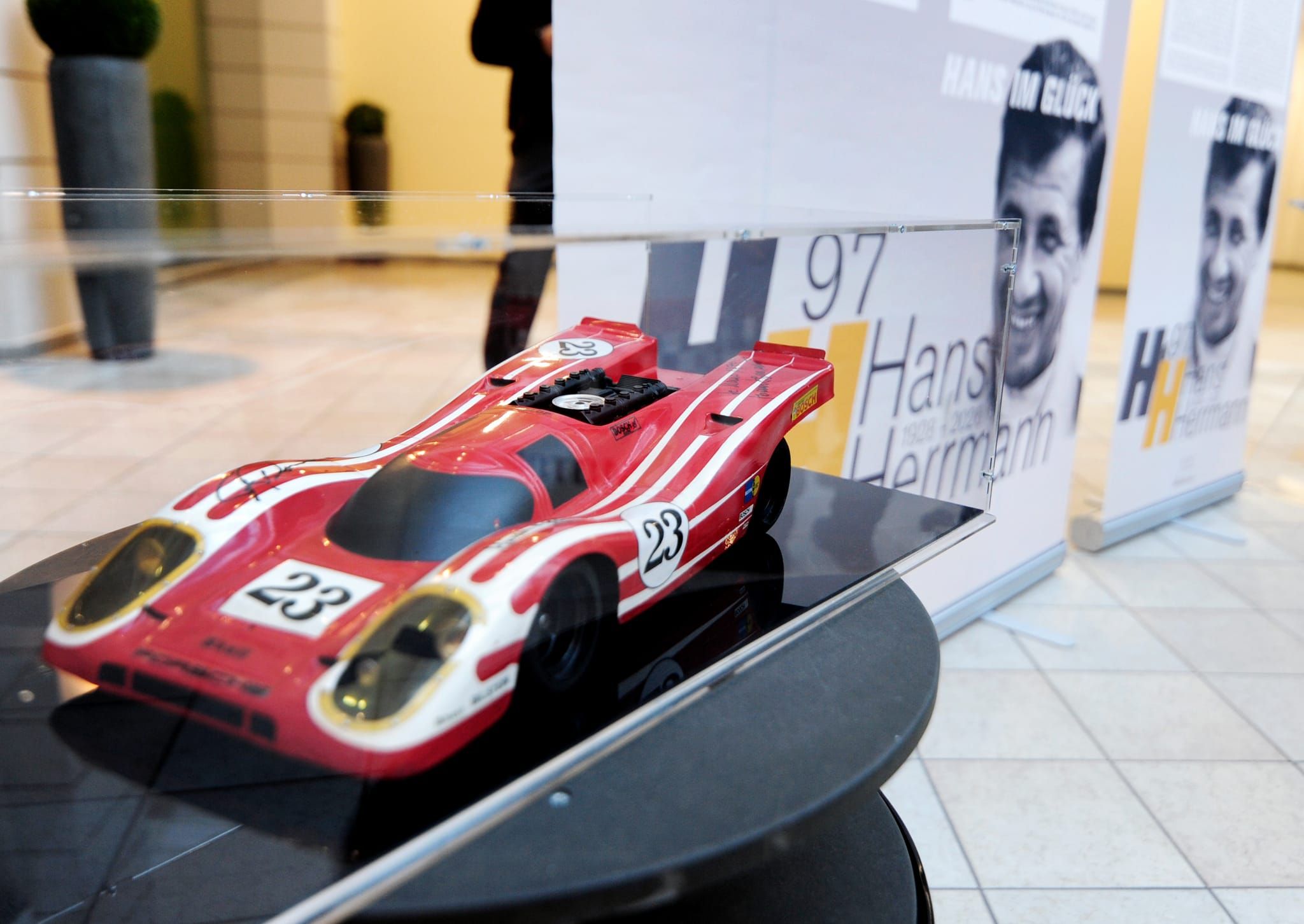 Große Ehre für eine Motorsportlegende: Im Sindelfinger Stern-Center wurden zwei monumentale Kunstwerke zu Ehren von Hans Herrmann enthüllt. Zahlreiche Familienmitglieder, Freunde, Weggefährten und Gäste waren bei der feierlichen Würdigung dabei. Impressionen einer besonderen Veranstaltung.