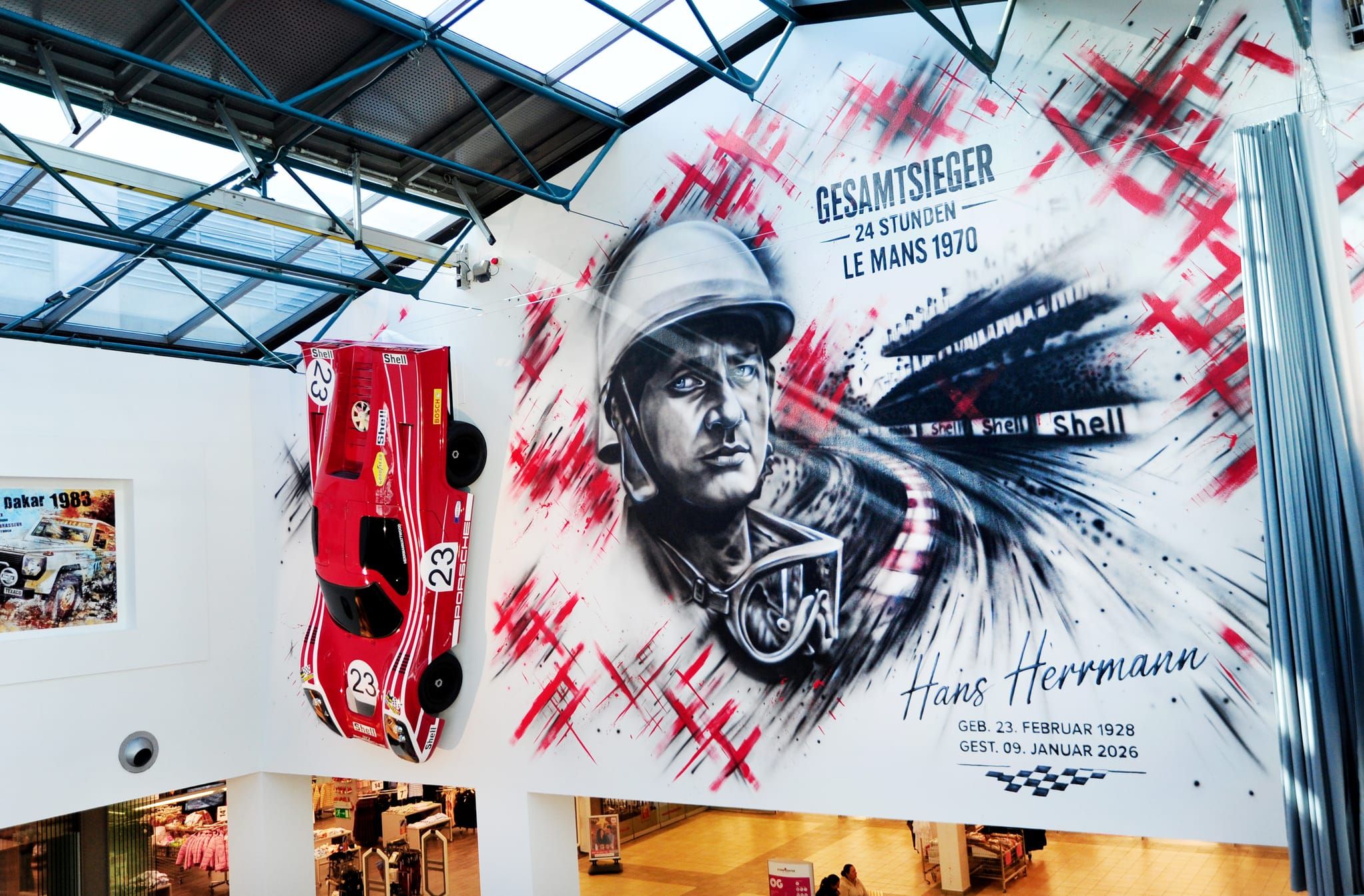 Große Ehre für eine Motorsportlegende: Im Sindelfinger Stern-Center wurden zwei monumentale Kunstwerke zu Ehren von Hans Herrmann enthüllt. Zahlreiche Familienmitglieder, Freunde, Weggefährten und Gäste waren bei der feierlichen Würdigung dabei. Impressionen einer besonderen Veranstaltung.