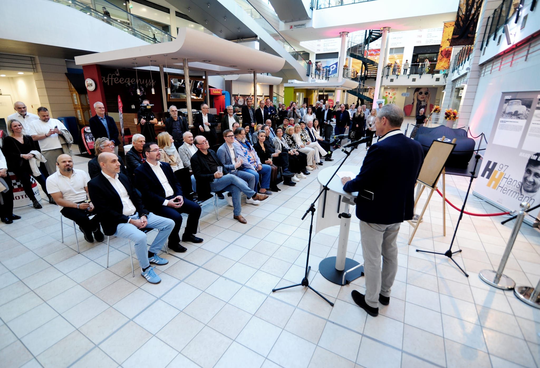Große Ehre für eine Motorsportlegende: Im Sindelfinger Stern-Center wurden zwei monumentale Kunstwerke zu Ehren von Hans Herrmann enthüllt. Zahlreiche Familienmitglieder, Freunde, Weggefährten und Gäste waren bei der feierlichen Würdigung dabei. Impressionen einer besonderen Veranstaltung.