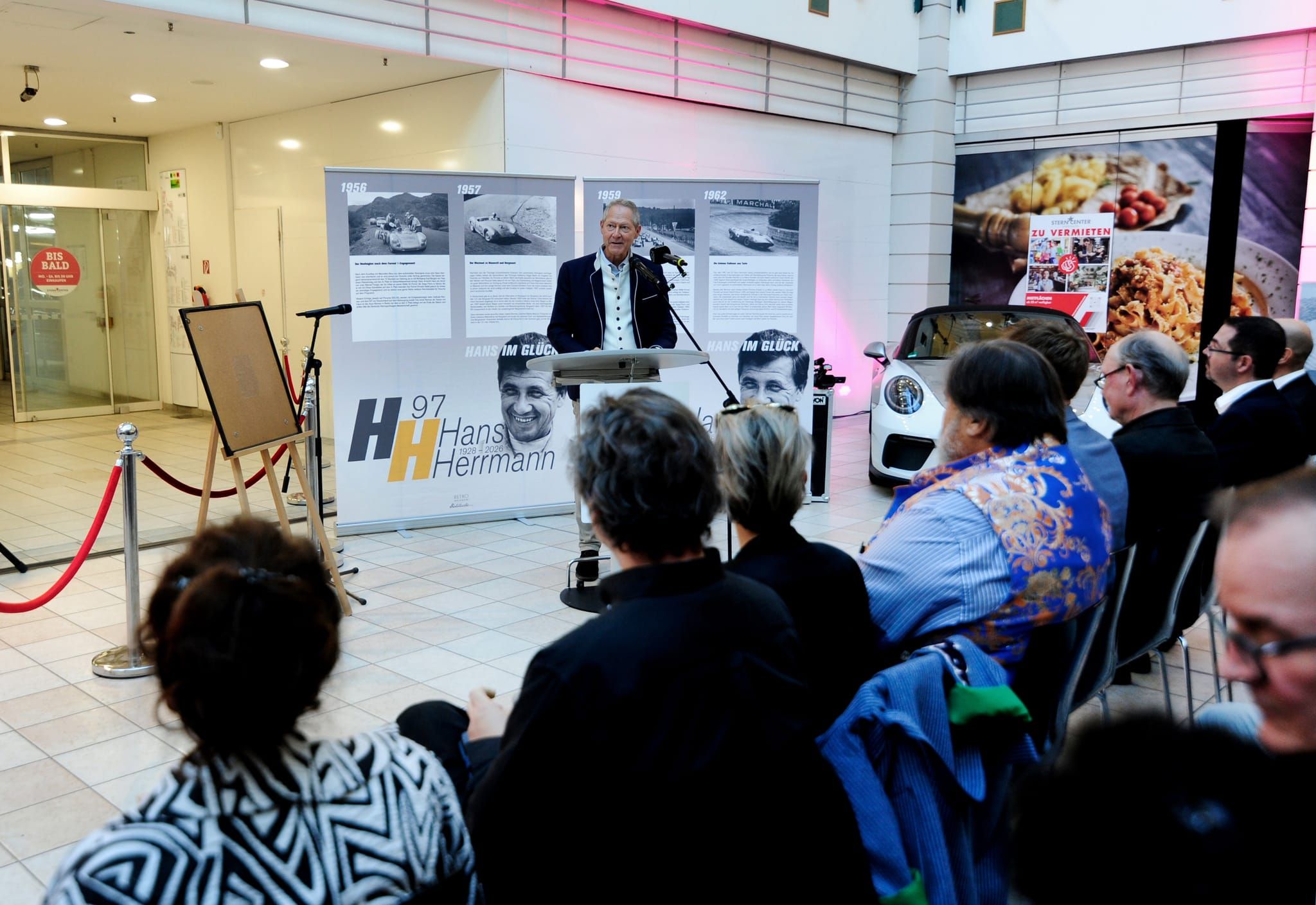 Große Ehre für eine Motorsportlegende: Im Sindelfinger Stern-Center wurden zwei monumentale Kunstwerke zu Ehren von Hans Herrmann enthüllt. Zahlreiche Familienmitglieder, Freunde, Weggefährten und Gäste waren bei der feierlichen Würdigung dabei. Impressionen einer besonderen Veranstaltung.