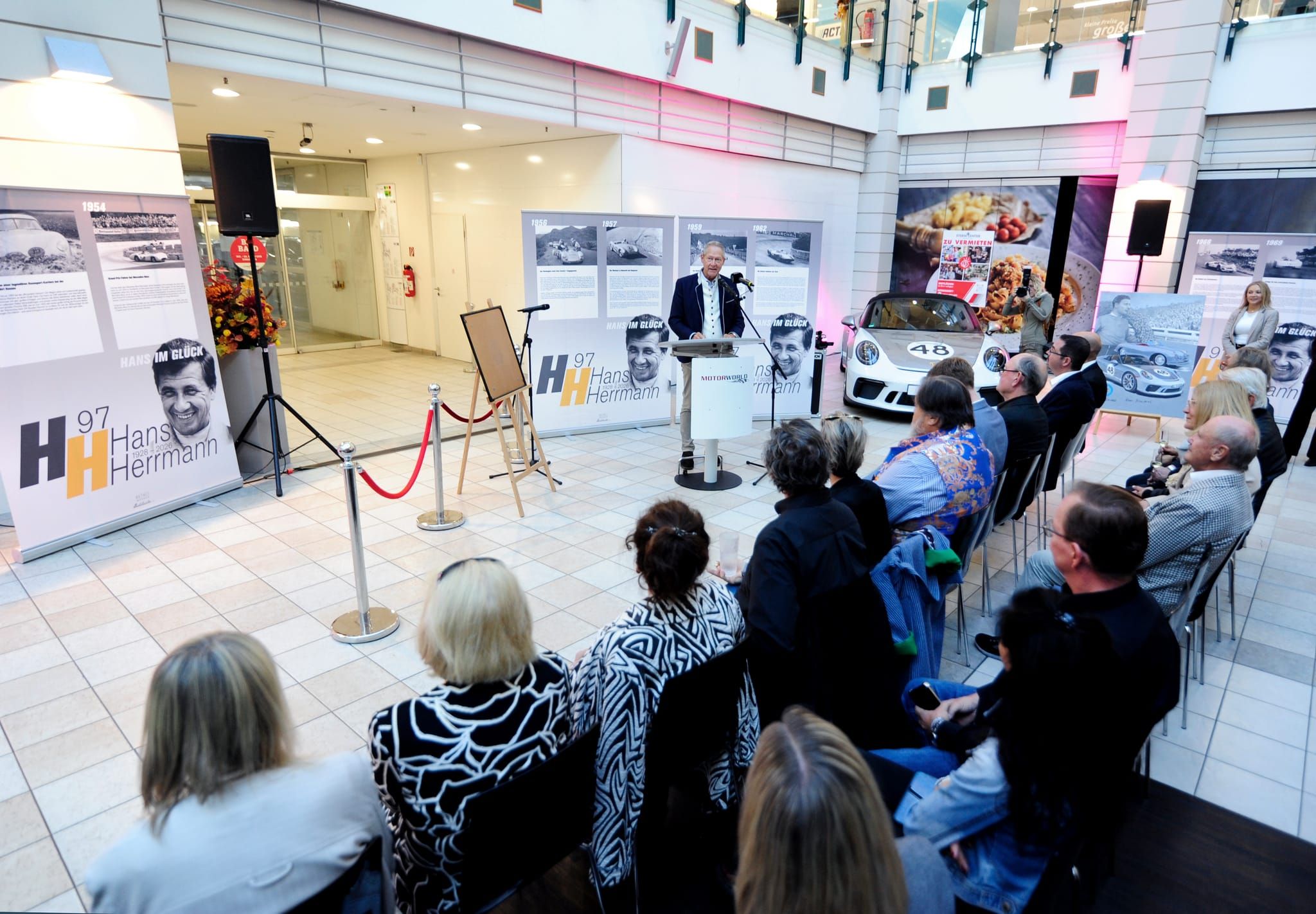 Große Ehre für eine Motorsportlegende: Im Sindelfinger Stern-Center wurden zwei monumentale Kunstwerke zu Ehren von Hans Herrmann enthüllt. Zahlreiche Familienmitglieder, Freunde, Weggefährten und Gäste waren bei der feierlichen Würdigung dabei. Impressionen einer besonderen Veranstaltung.