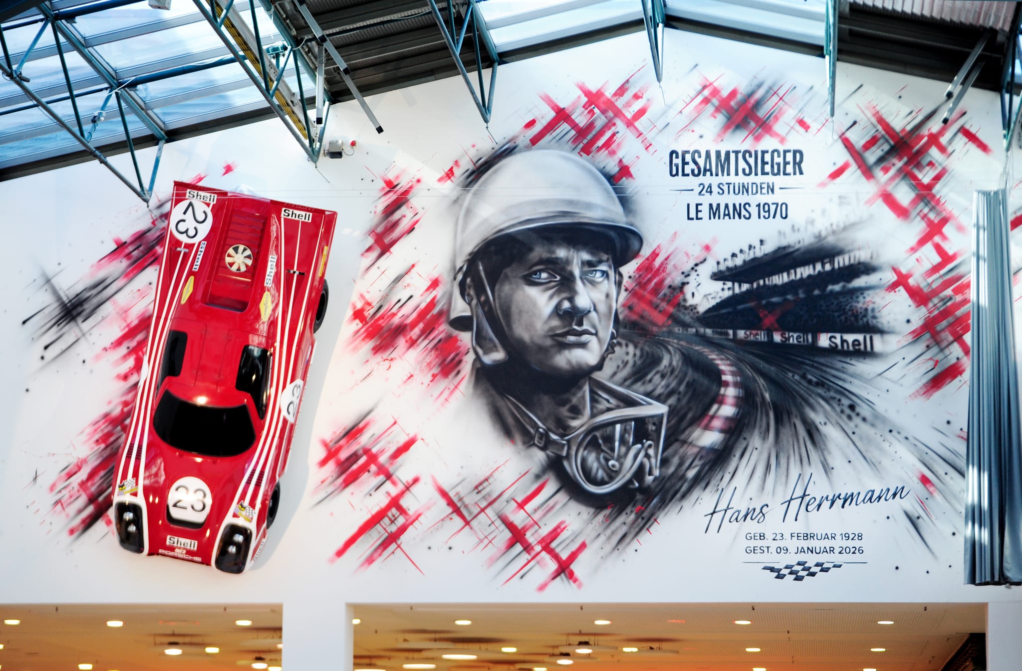 Große Ehre für eine Motorsportlegende: Im Sindelfinger Stern-Center wurden zwei monumentale Kunstwerke zu Ehren von Hans Herrmann enthüllt. Zahlreiche Familienmitglieder, Freunde, Weggefährten und Gäste waren bei der feierlichen Würdigung dabei. Impressionen einer besonderen Veranstaltung.