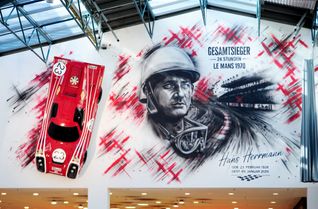 Große Ehre für eine Motorsportlegende: Im Sindelfinger Stern-Center wurden zwei monumentale Kunstwerke zu Ehren von Hans Herrmann enthüllt. Zahlreiche Familienmitglieder, Freunde, Weggefährten und Gäste waren bei der feierlichen Würdigung dabei. Impressionen einer besonderen Veranstaltung.