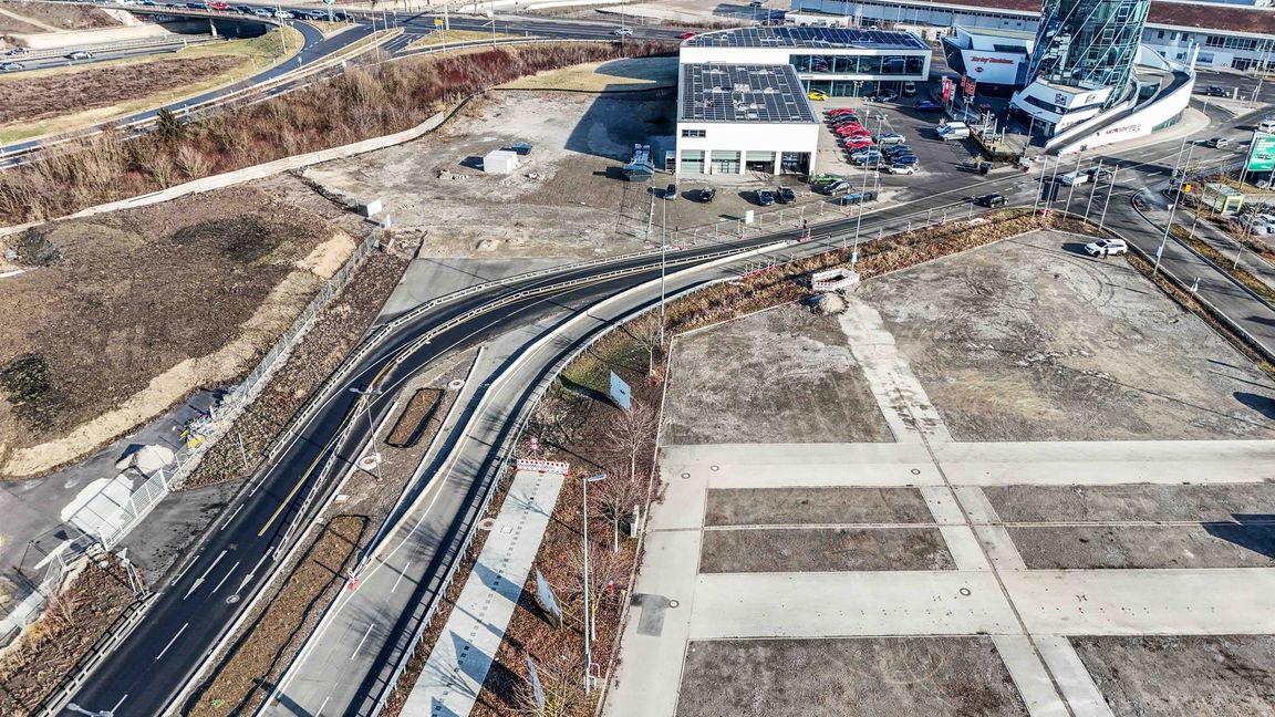 Die Flugfeld-Allee wird Richtung Wolfgang-Brumme-Allee verlängert. Der Ansatz ist bereits zu erkennen. In der Brumme-Allee mündet sie künftig in eine große Kreuzung, die vor der Brücke entsteht.