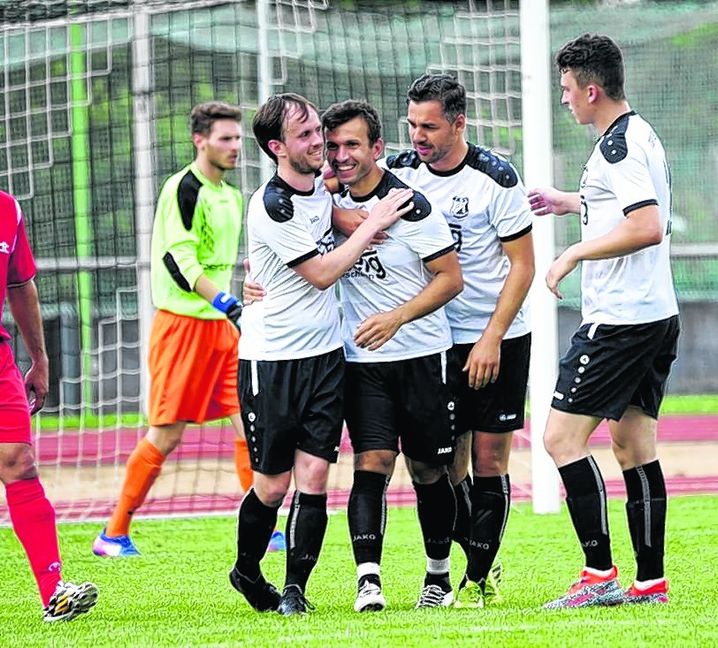 Bujar Shala (Mitte) lässt sich für seinen Treffer zum 2:1 für Dagersheim feiern. Der TSV spielt nun die Relegation um den Bezirksliga-Aufstieg. Bild: Photo 5