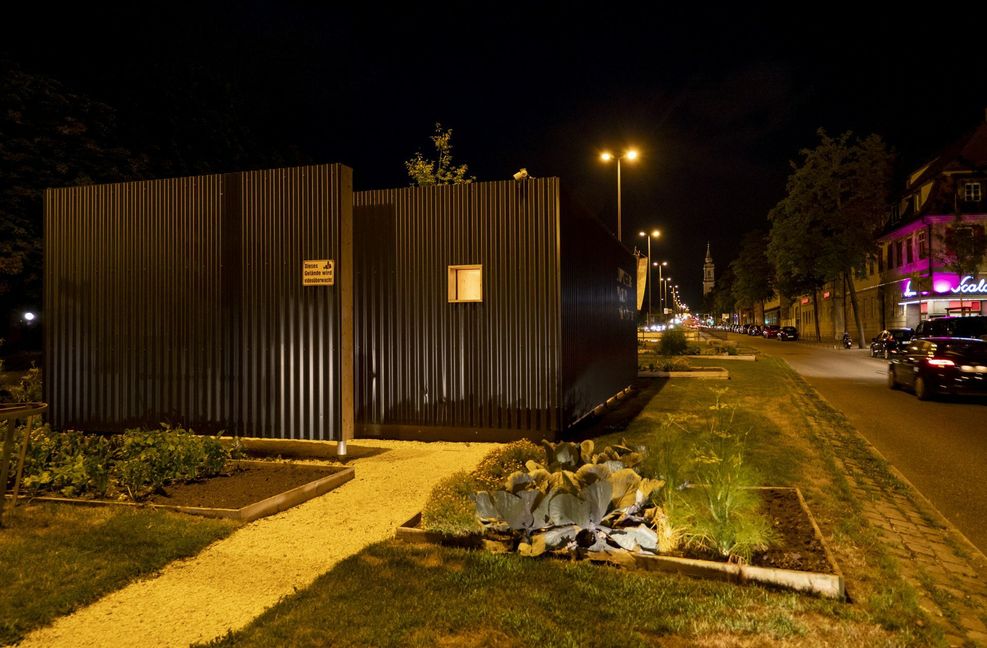 Das ist das Mikrohofhaus der Architekten Florian Kaiser und Guobin Shen, das einige Zeit auf einer Kreuzung in Ludwigsburg stand.