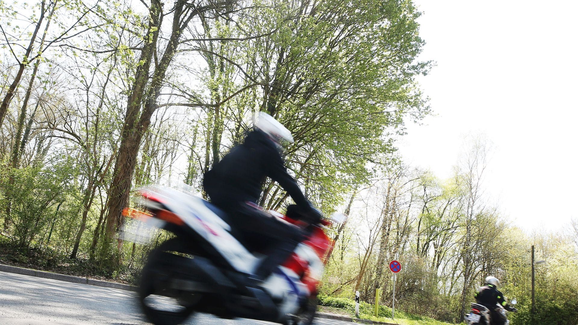 Zu Beginn der Motorradsaison werden am Wochenende viele Biker auf den Straßen erwartet. (Symbolbild)