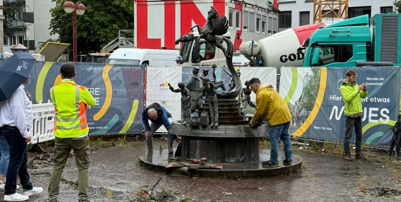 Der Freundschaftsbrunnen wird abgebaut.