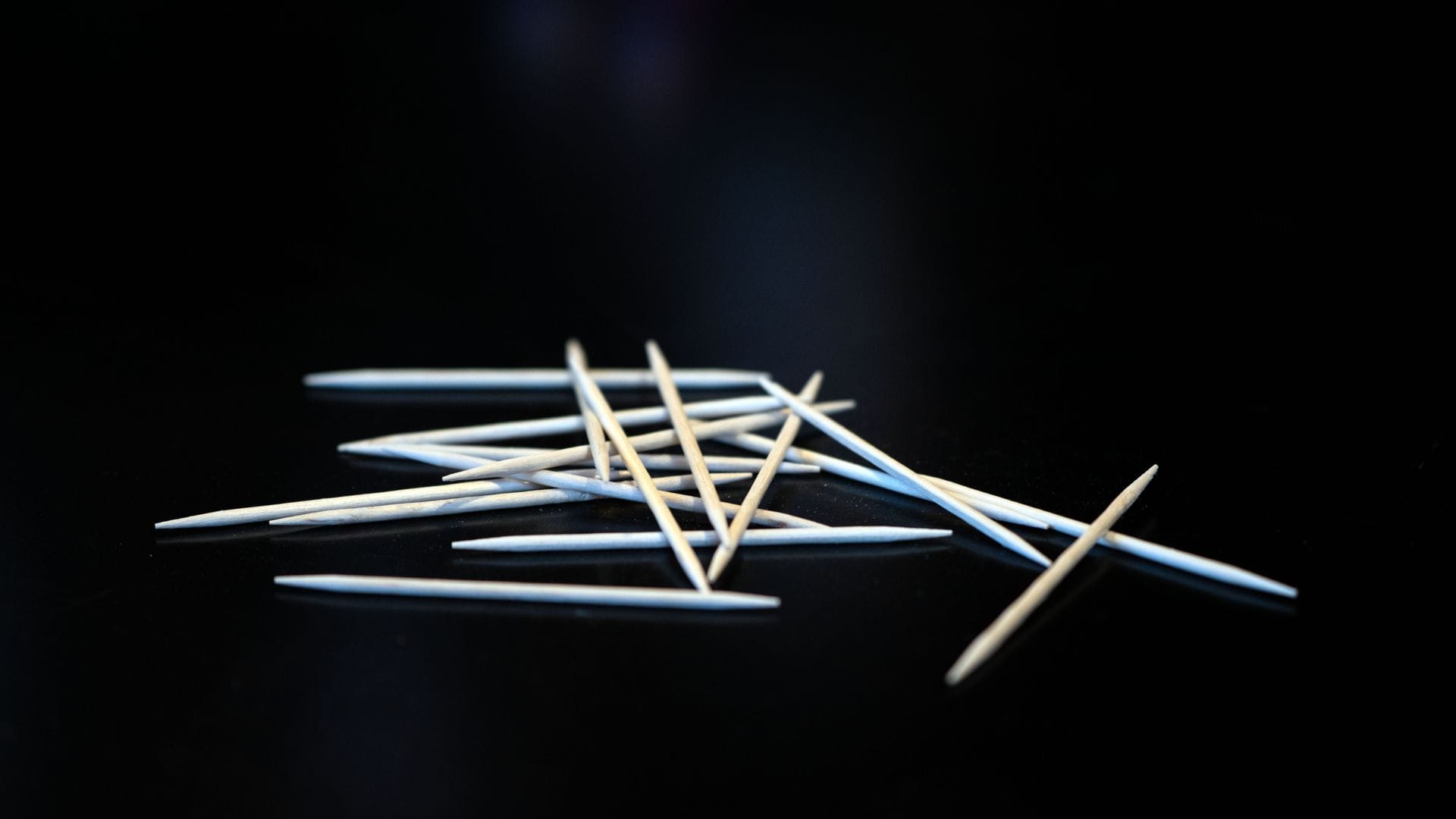 Die Nikotinprodukte sind optisch kaum von normalen Zahnstochern wie diesen zu unterscheiden.  (Symbolbild)