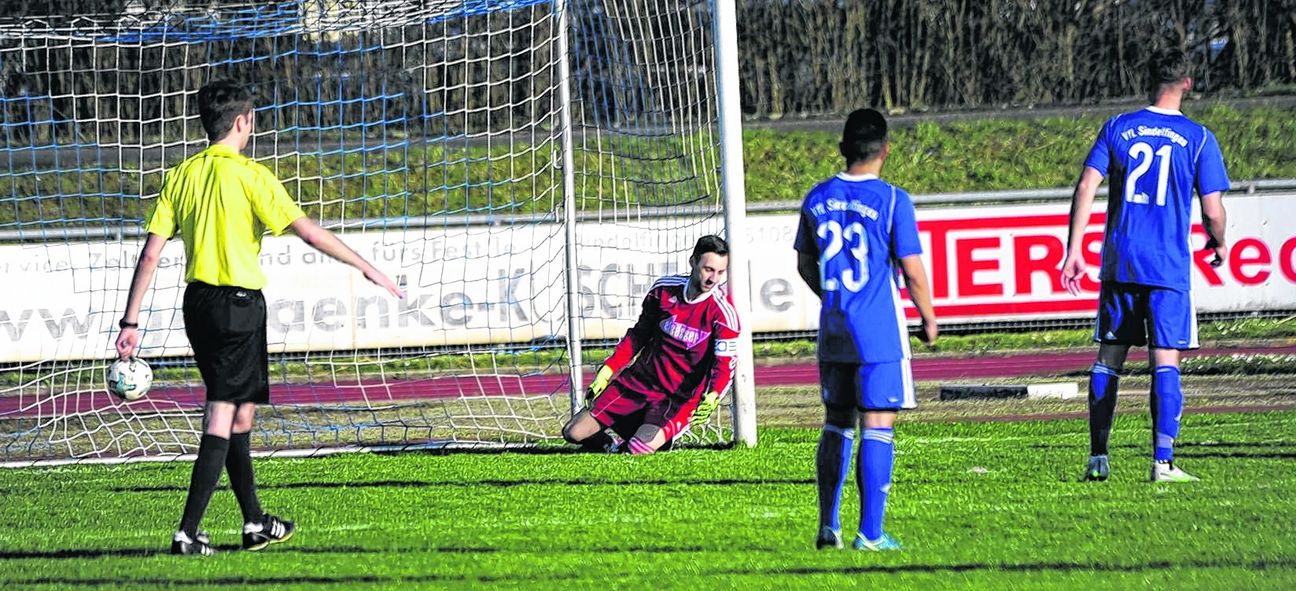 Sindelfingens Torhüter David Kocyba ist geschlagen. Beim 0:2 gegen den VfL Pfullingen standen die Blau-Weißen auf verlorenem Posten. Bild: Photo 5