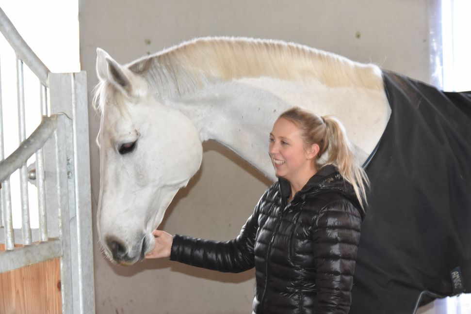 Turnierchefin Katja Gerds, vor einem Jahr im Herrenberger Neujahrsspringen Final-Zweite mit Cuba Gooding Junior, will es am Montag wieder wissen. Bild: Häusler
