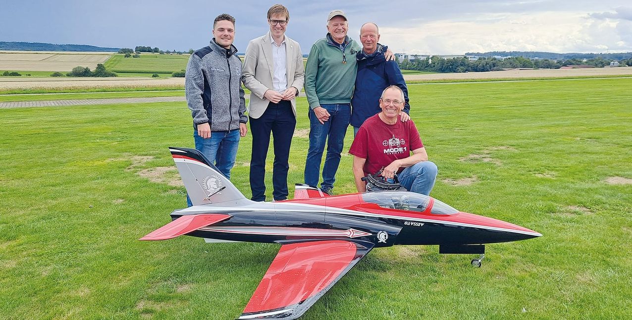 Feiern zusammen das Jubiläum: Patrick Schwegler (Vorsitzender des Flugsportvereins (FSV) Sindelfingen), Oberbürgermeister Markus Kleemann, Dieter Fromme (Gründungsmitglied der Modellflug-Abteilung), Andreas Schwandt (Abteilungsreferent), Michael Höltkemeyer (Werkstattleiter) (von links).