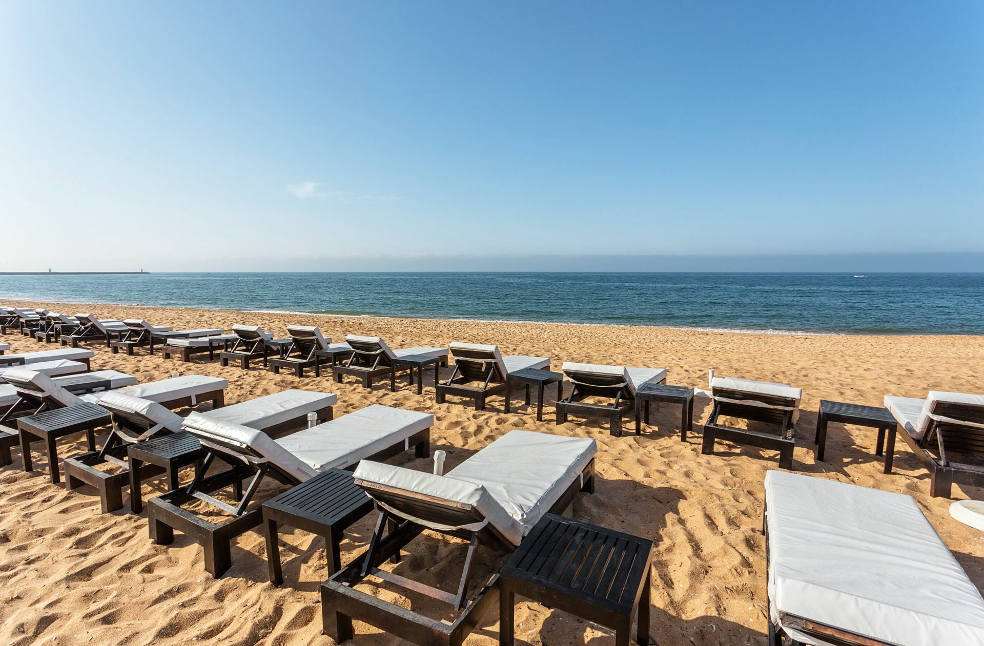 Noch herrscht Ruhe an den Stränden der Algarve. Doch das könnte sich in den kommenden  Wochen ändern. Foto: imago/Cavan Images