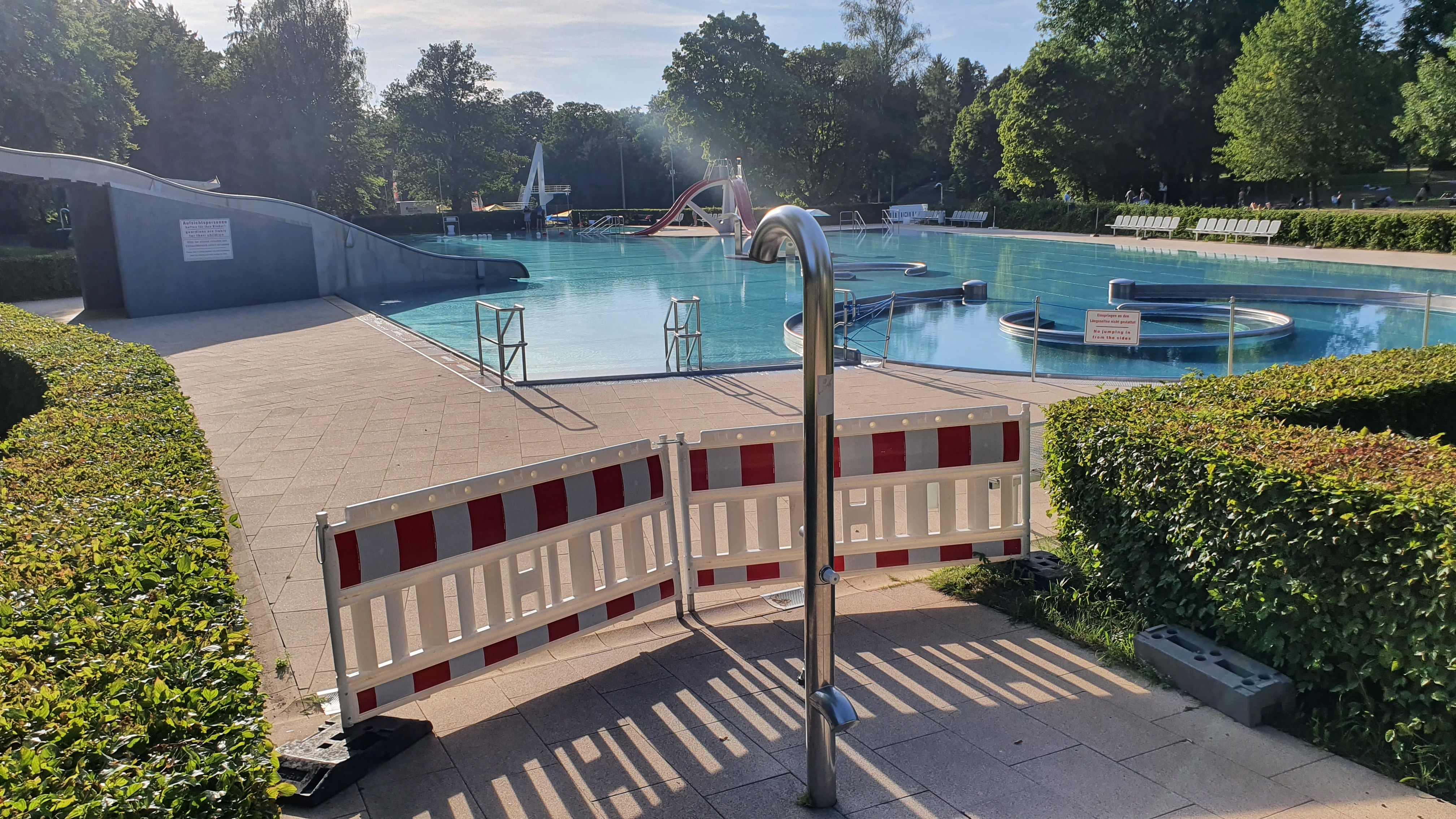 Das Südbecken im Sindelfinger Freibad ist derzeit ein Stillleben.       Bild: Wegner