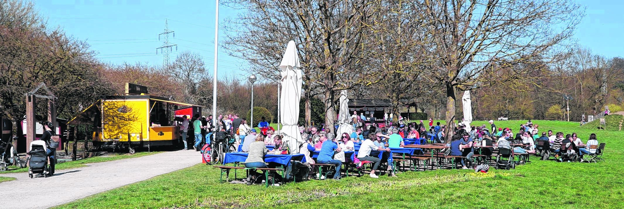 Hochbetrieb im Café Wies’n am Wochenende – das schöne Wetter lockte viele in den Biergarten. Bild: Heiden