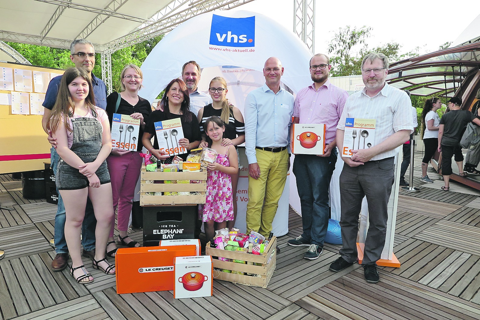 Tochter Leah und ihre Eltern Roman Rohde und Simone Rohde sowie Claudia Schäfer, Michael Schäfer und die Töchter Annika und Nina bei der Preisübergabe mit Volkshochschul-Leiter Dr. Christian Fiebig sowie Sascha Richter und Wilhelm Kohlberger von der Integrationsfirma Femos (von links). Bild: Groß