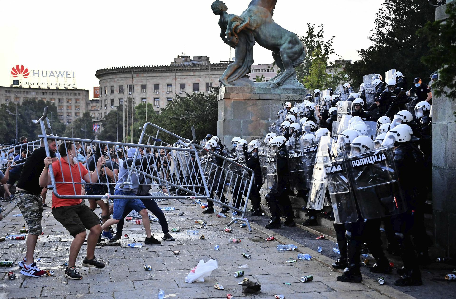 Coronaleugner demonstrierten auch in Belgrad immer wieder gegen die Beschränkungen. Auch die Impfbereitschaft schwindet. Foto: AFP/Andrej Isakovic