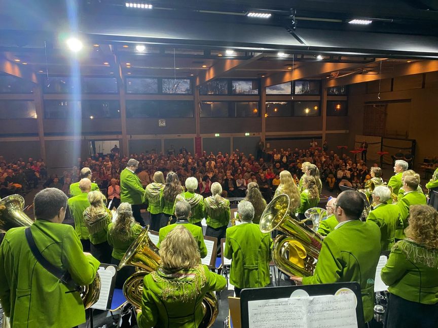 Die Ehninger Festhalle waren beim Herbstkonzert des Mausikvereins gut gefüllt. Bild: z