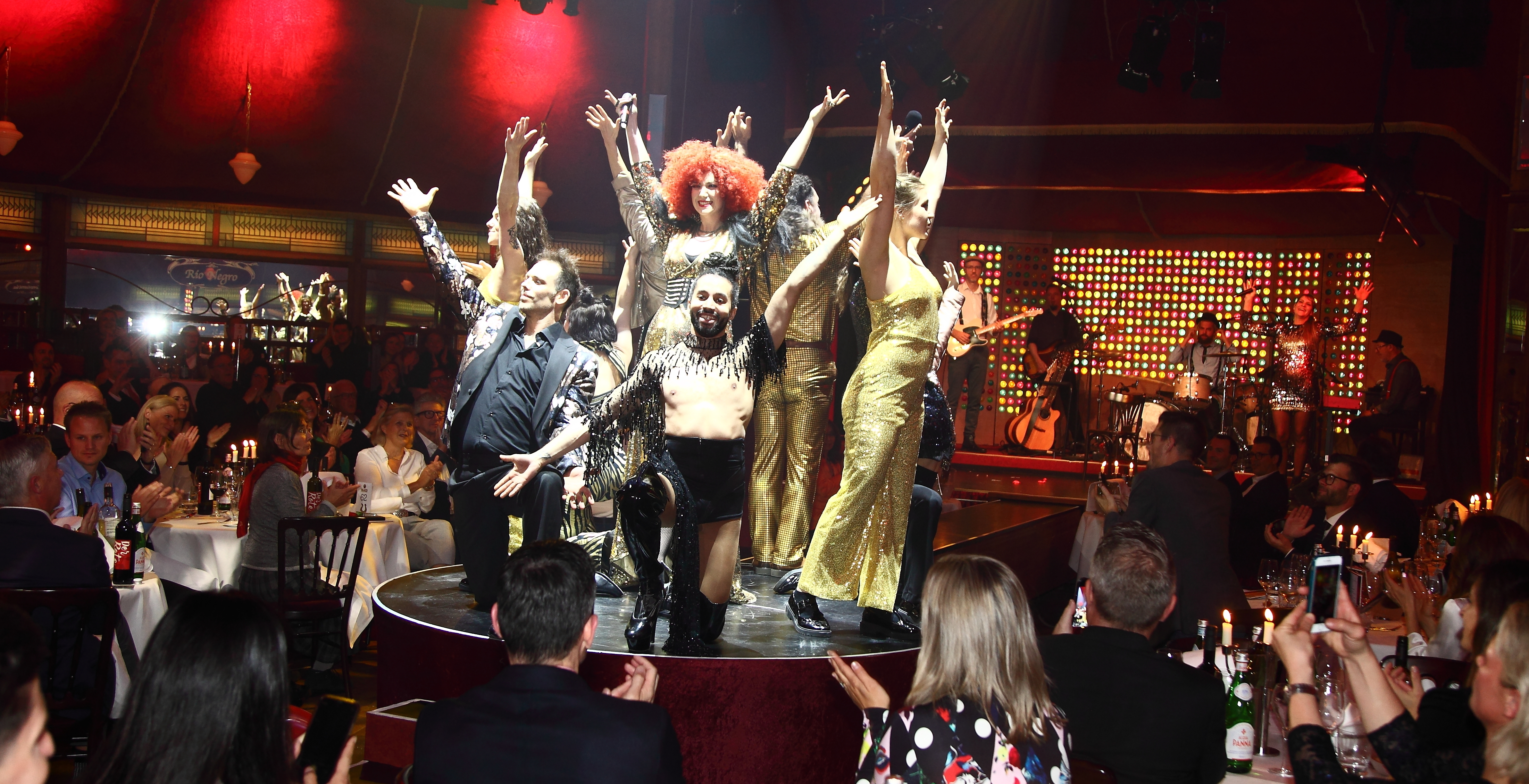 Raus mit Applaus: Das Finale der neuen Dinner-Show.      Bild: Helmut Ulrich