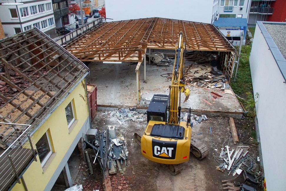 Die Abrissarbeiten in der Böblinger Wilhemstraße haben begonnen, der ehemalige Sex-Shop, das frühere Reisebüro und das Gebäude, in dem Chili Optik beheimatet war müssen für ein Boardinghouse platz machen. Bild: Dettenmeyer