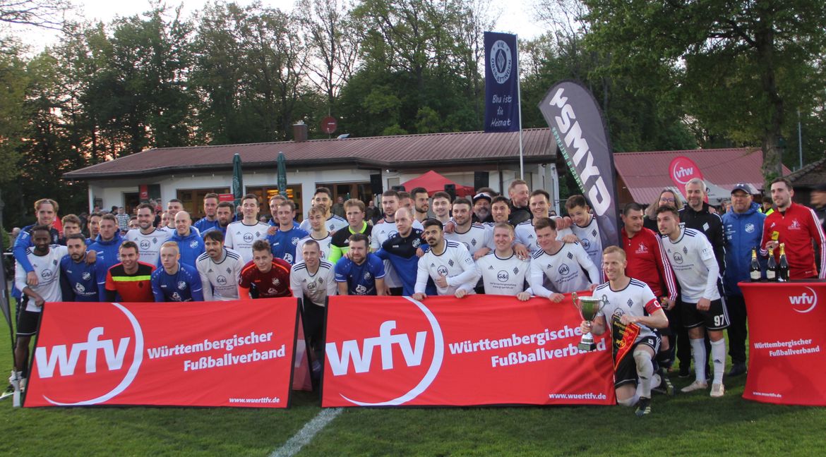 Die Fußballer der Sportfreunde Gechingen (weiße Trikots) freuen sich über den Bezirkspkal. Die Rohrauer Kicker zeigen sich als faier Verlierer. Bild: Oberdorfer