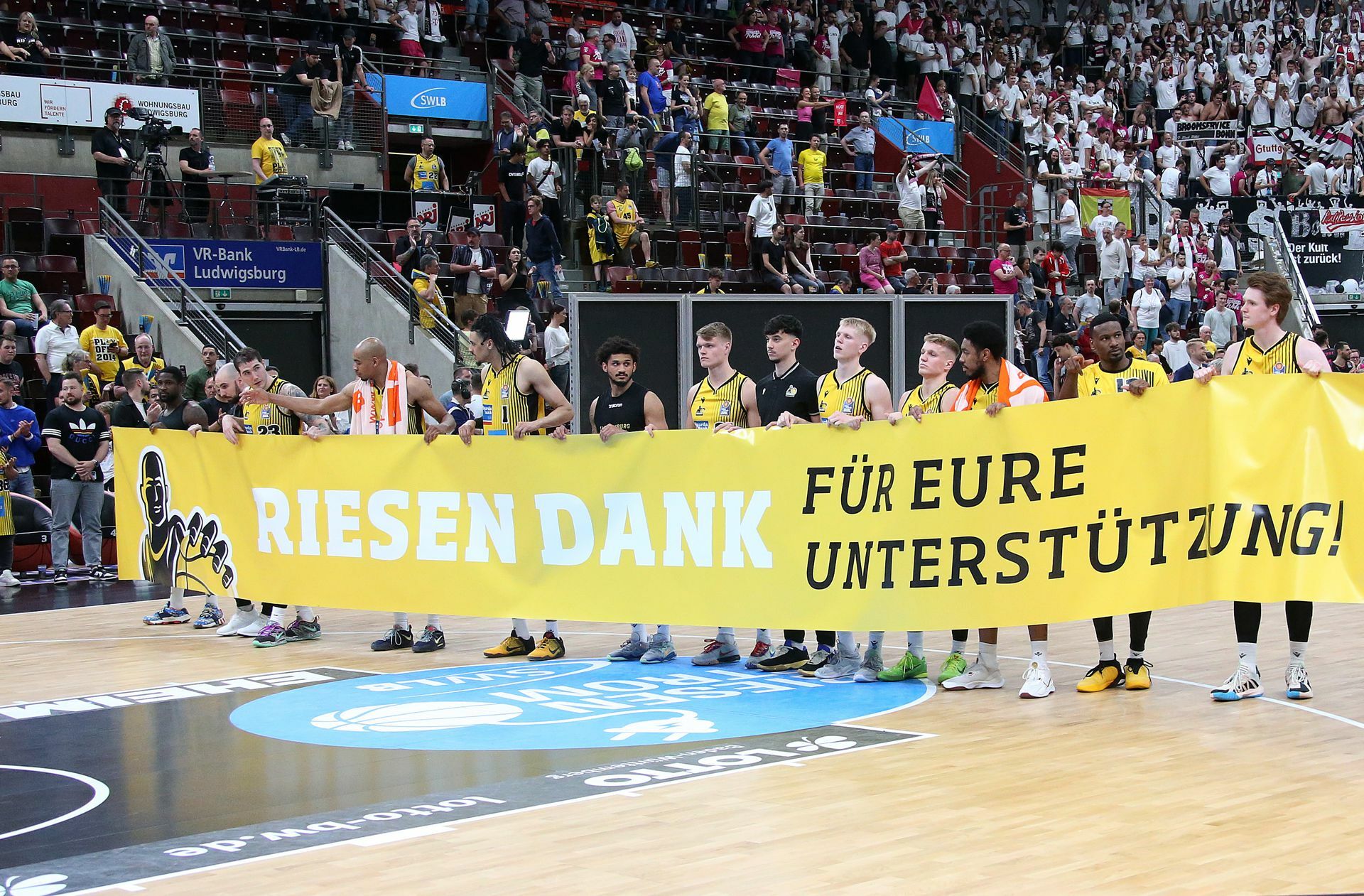 Die Spieler bedanken sich bei den Fans.