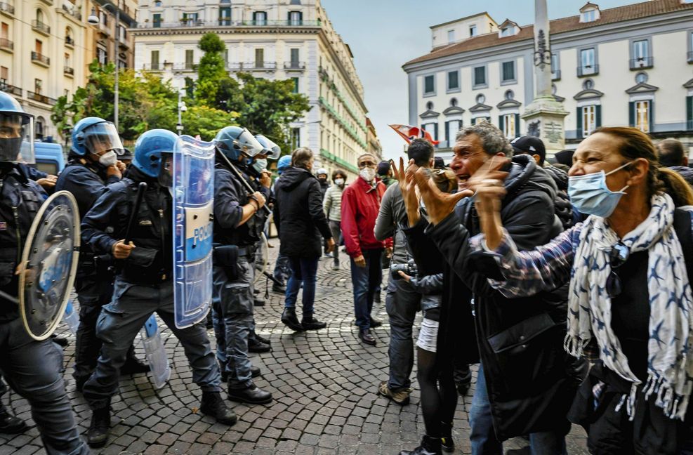 Polizei und   Protestanten stehen sich in Neapel gegenüber.