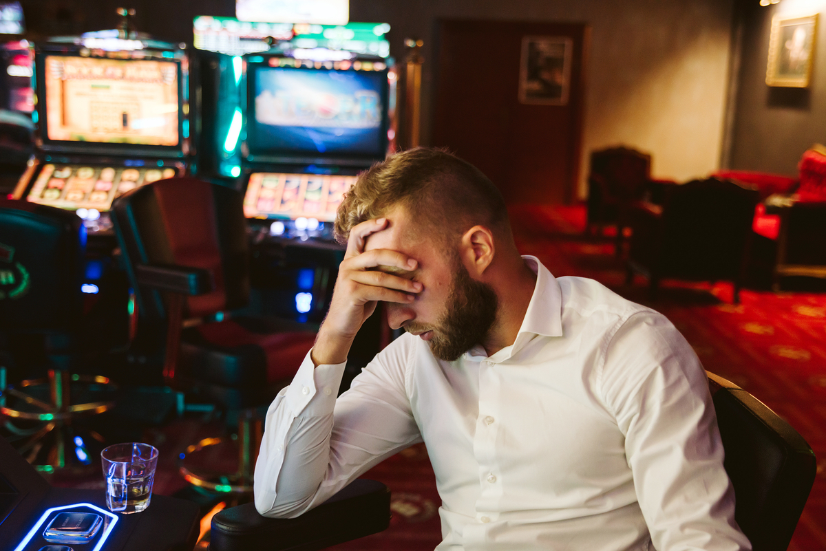 Groschengräber hießen die Glücksspielautomaten früher – doch bei Spielsüchtigen geht es längst nicht mehr um Groschen- oder Centbeträge. Bild: Zoran/Adobe Stock 286132078
