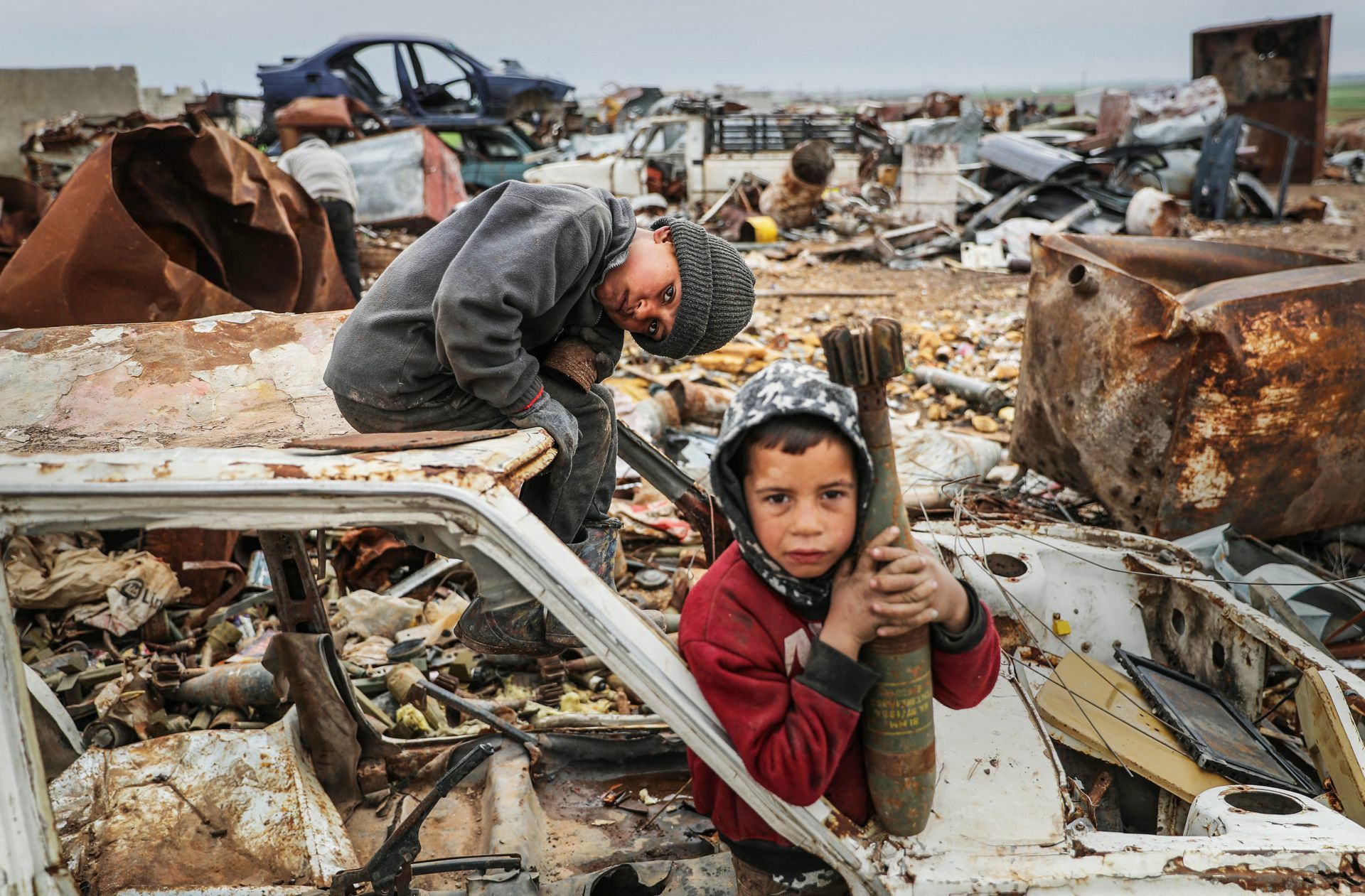 Kinder auf einer Deponie in Idlib: In der Provinz in Syrien verdienen sich einige Bewohner den Lebensunterhalt mit dem Sammeln und Verkaufen von Munitions- und Artillerieüberresten. Foto: dpa/Anas Alkharboutli