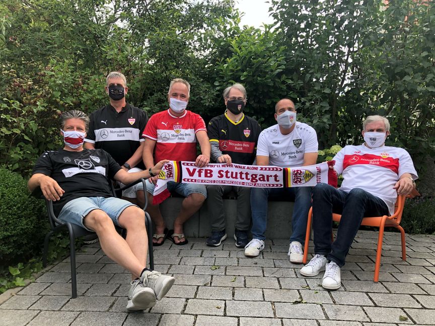 VfB-Aufstiegsfeier bei SZ/BZ-Redakteur Philipp Hamann (rechts). Bild: z
