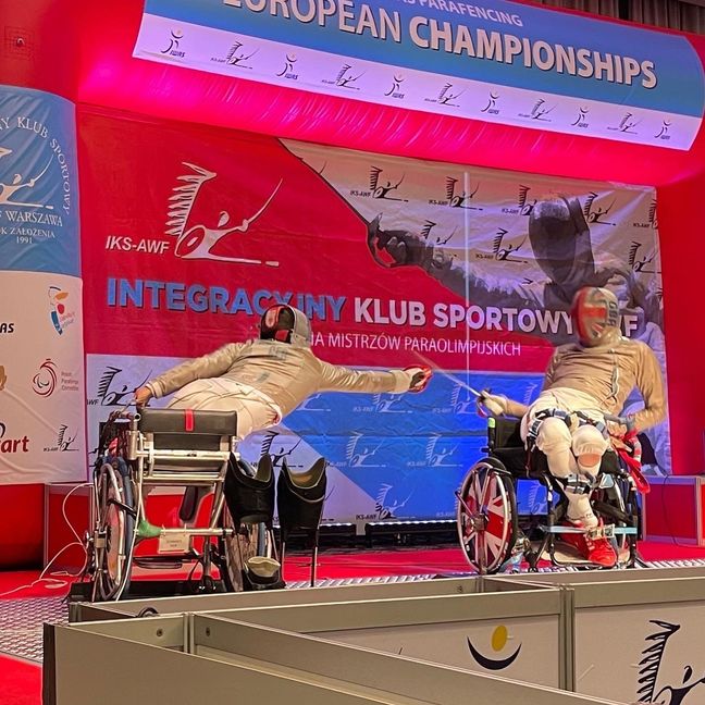 Voller Körpereinsatz. Beim Rollstuhlfchten geht es zur Sache. Bild: Schmid