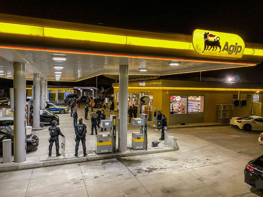 Die Polizei nahm die Personalien von allen Teilnehmern auf. Bild: SDMG/Dettenmeyer
SDMG