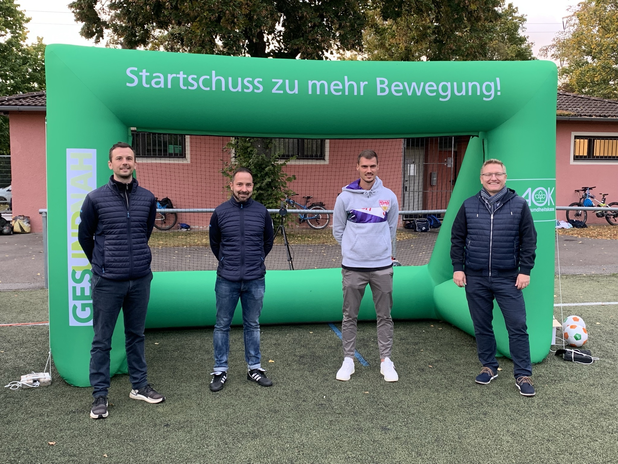 Beim Aktionstag dabei: Dr. Alexander Kayser (SV Böblingen Fußball, geschäftsführender Vorstand), Marian Ignatzek (SV Böblingen Fußball, Bereichsleiter Sponsoring), Pascal Stenzel (VfB Stuttgart), Sven Busch (Geschäftsführer AOK Bezirksdirektion Stuttgart-Böblingen/von links).