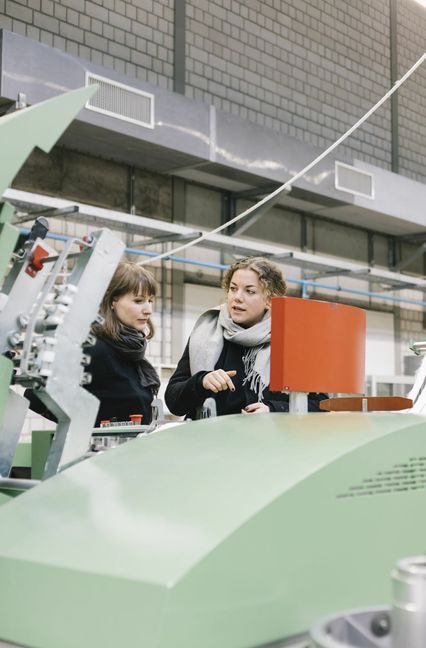 Im großen industriellen Stil wollen die beiden Gründerinnen Ann Cathrin Schönrock (links) und Franziska Uhl das Garn vertreiben.