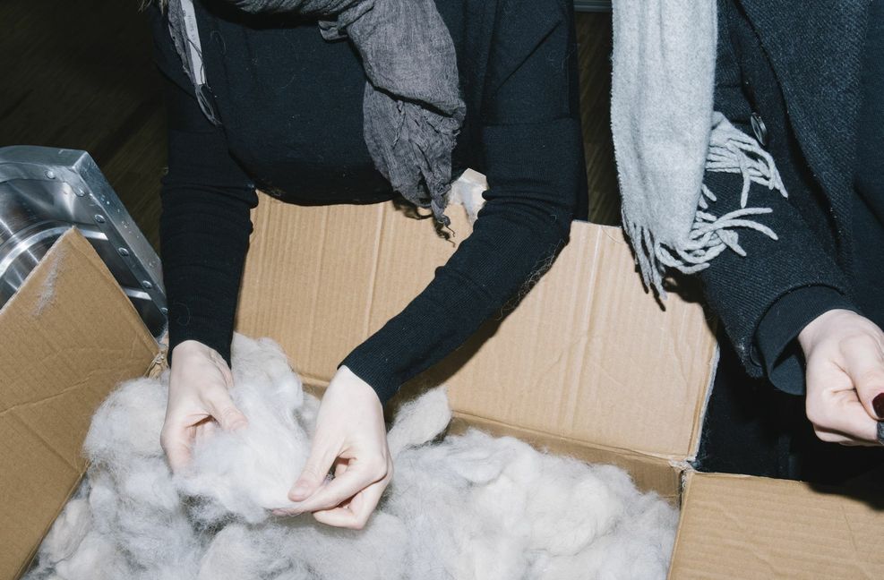 Ein neues Paket ist angekommen. Hundehaltern, Vereine und Züchter sammeln die Rohwolle und schicken sie den Unternehmerinnen zu. Dafür bekommen sie pro Kilo zwischen 15 und maximal 45 Euro, je nachdem, wie viele Jahre sie als Sammler mitmachen.