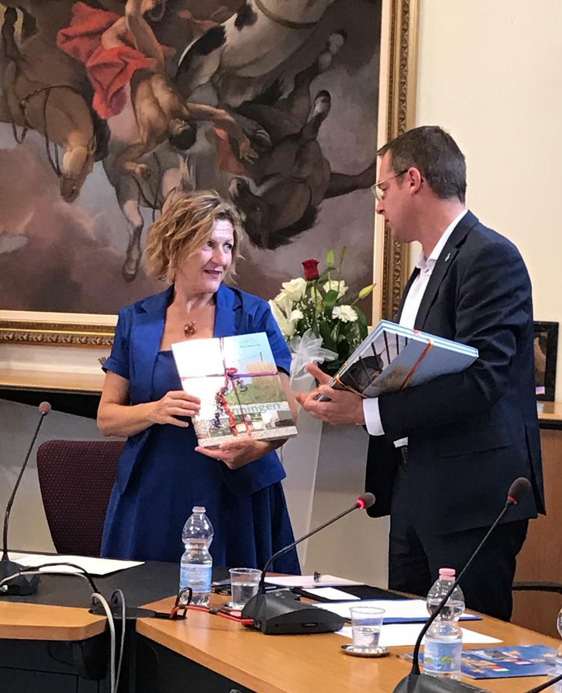 Zum Kennenlernen der Stadt Renningen überreichte der Erste Beigeordnete Peter Müller an Bürgermeisterin Sondra Coizzi den Renninger Bildband und überbrachte die Einladung von Bürgermeister Wolfgang Faißt zu einem baldigen Antrittsbesuch in Renningen.