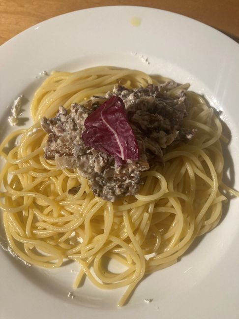 Ein klein wenig herb, aber ein großer Genuss: Radicchio-Pesto. Bild: Jung