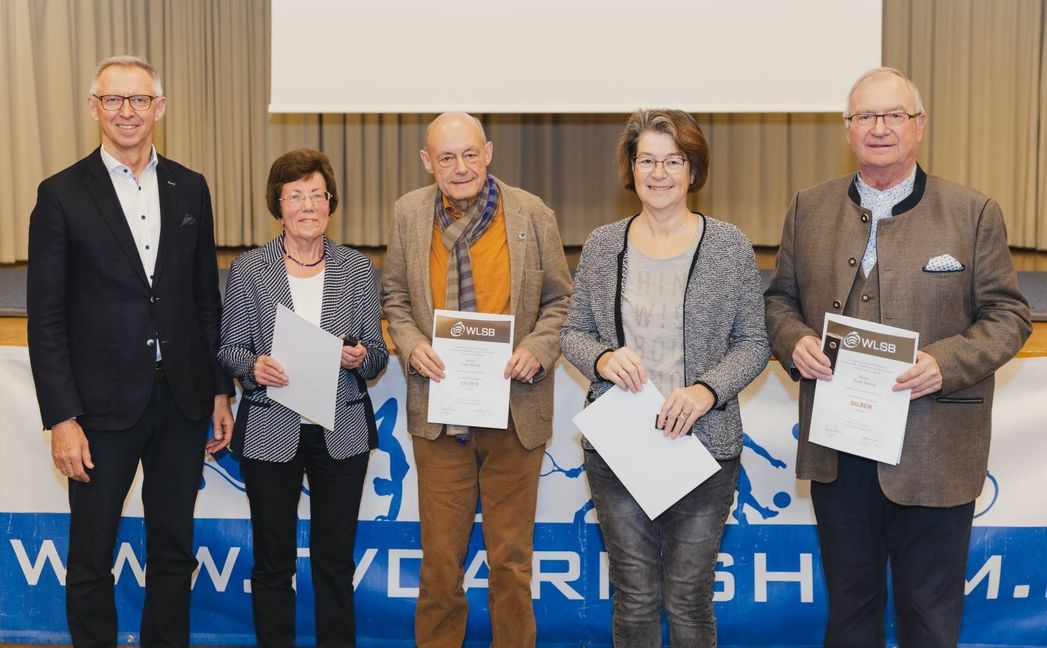 Drei Mal Silber und einmal Gold für die ehrenatmlichen Helfer des TV Damsheim: Sindelfingens Erster Bürgermeister Christian Gangl, Else Kuhm, Franz Klisch, Susy Kuhm und Hasso Bubolz (von links). Bild: t