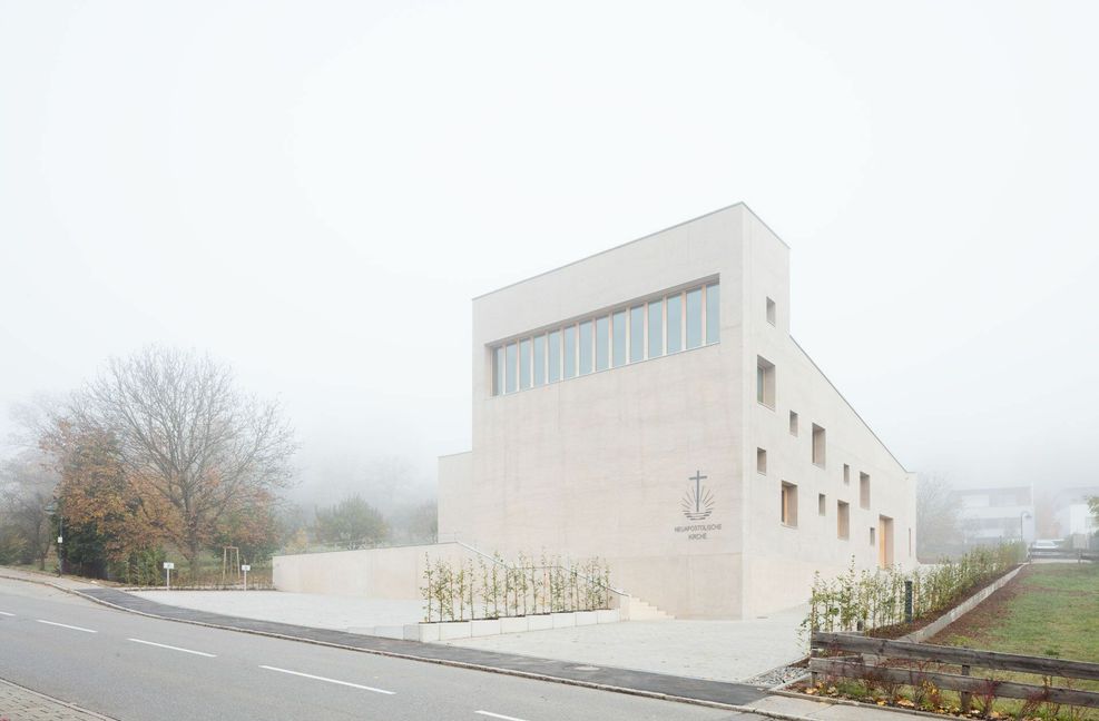 A+R Architekten hatten auch schon in Pliezhausen eine Apostolische Kirche aus Beton entworfen. Als skulpturaler Baukörper setzt sie sich von der angrenzenden Wohnbebauung ab. Das geneigte Kirchenschiff steigt quer zum Hang und bildet einen Hochpunkt zur Straße hin. Die Wände sind aus Leichtbeton, durch den Zusatz von erdfarbenen Pigmenten entstand eine dem in der Gegend verbreiteten Tuffstein ähnelnde Oberfläche. Dafür gab es die Hugo Häring Auszeichnung 2017 vom Bund Deutscher Architekten, ein „Special Mention“ beim German Design Award 2019  und die Auszeichnung Beispielhaftes Bauen Landkreis Reutlingen 2014-2020.