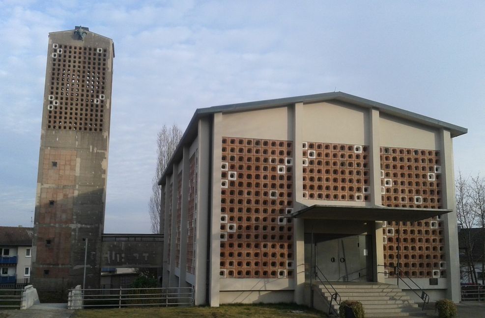 Zirkuläres Bauen und Verwenden alter Baustoffe liegt im Nachhaltigkeitstrend. Aus blanker Not Weltkriegsschutt verwendet hat der Architekt Egon Eiermann beim Bau der evangelischen Matthäuskirche in Pforzheim, sie wurde von 1951 bis 1953 nach Plänen von Egon Eiermann (er war Professor an der Architekturfakultät der Technischen Hochschule Karlsruhe) unter Mitwirkung von Helmut Striffler erbaut und 1956 mit dem Turm ergänzt. In der Matthäuskirche kam erstmals der heute unter dem Namen „Eiermann-Gestell“ bekannte Tischunterbau als Altarkonstruktion zum Einsatz – heute sieht man ihn als Arbeitstisch in vielen Architekturbüros.