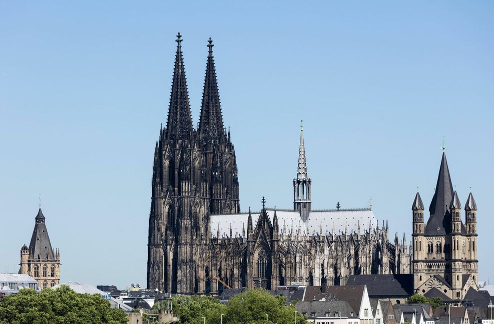 Berühmter ist bekanntlich dieses Bauwerk  – der von Touristen aus aller Welt besuchte Kölner Dom.
