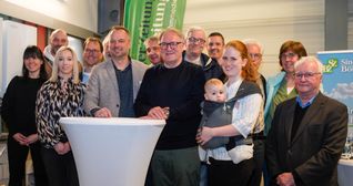 Zum Abschied das Gruppenbild mit der „coolen Truppe“, wie Jürgen Haar die SZ/BZ-Redaktion nennt: Isabell Gospodarczyk, Dirk Hamann, Martina Kalus, Tim Schweiker, Hansjörg Jung, Jürgen Wegner, Roman Steiner, Jürgen Haar, Philipp Hamann, Daniel Krauter, Rebekka Groß mit Samuel, Peter Bausch, Petra Zürn und Hans-Jörg Zürn (von links).        Bild: Dettenmeyer