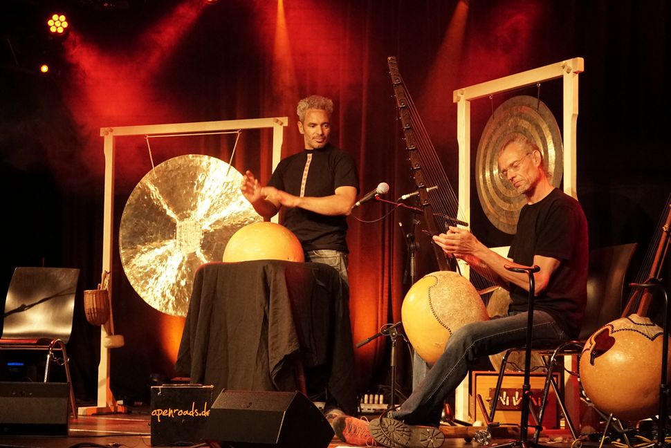 Frank Heinkel (rechts) und Yani Ait-Aouida gastierten mit Weltmusik im Pavillon der IG Kultur. Bild Heiden
