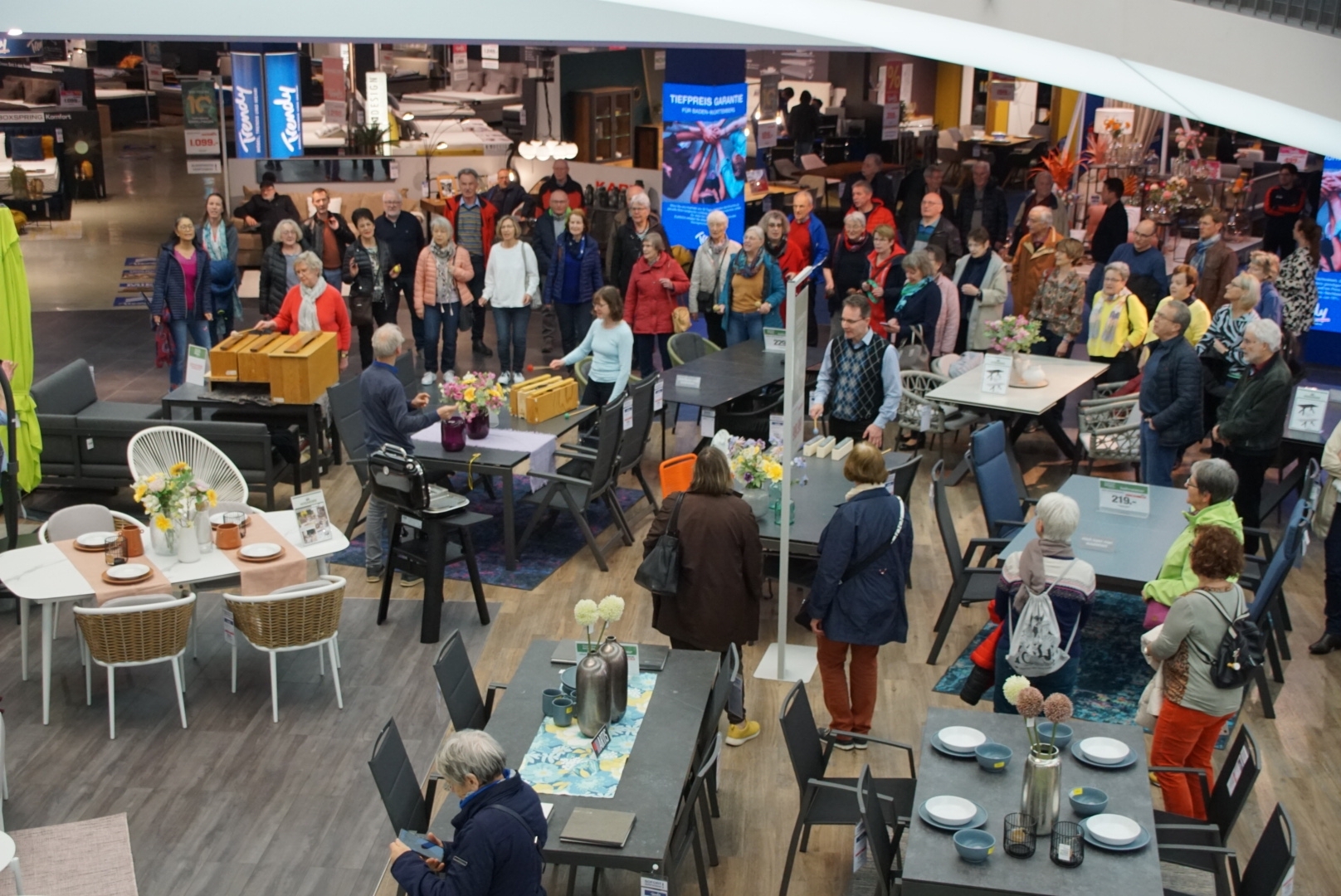 Flashmob bei Möbel Hofmeister in Sindelfingen: So macht der Chorverband Otto Elben auf sein Jubiläumsjahr aufmerksam. Bild: Dettenmeyer