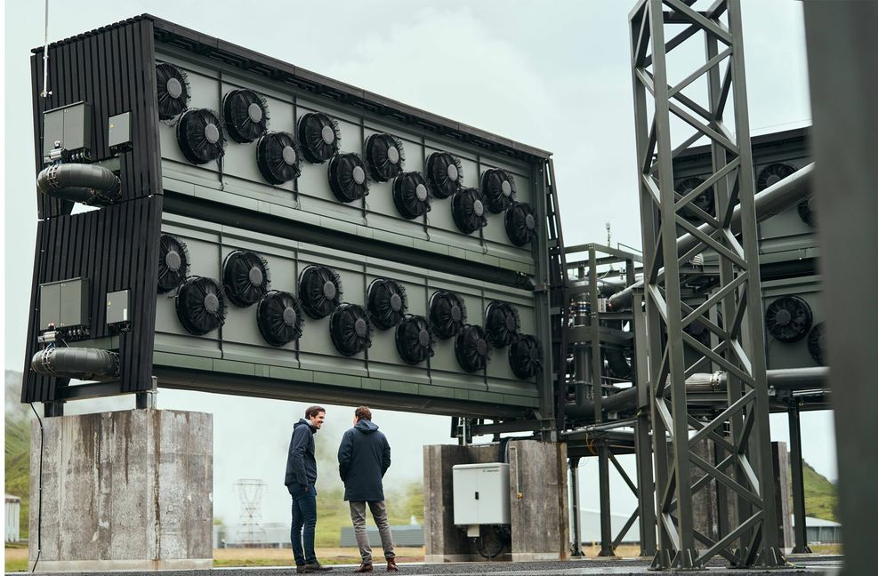 Die Schweizer Firma Climeworks hat im Herbst 2021 auf Island die erste kommerzielle Anlage eröffnet, die bis zu 4000 Tonnen CO2 pro Jahr einlagern kann. Fotos:
imago images/Cover-Images/ via www.imago-images.de
imago/Elmenthaler/Cover-Images