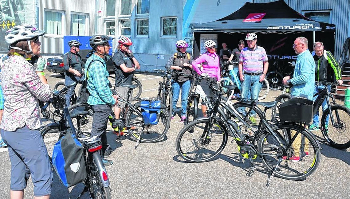 Theorie vor der Praxis: Daniel Fikuart (Zweiter von rechts) erklärt im Hof von Sportivo vor der Ausfahrt den Umgang mit dem E-Bike.