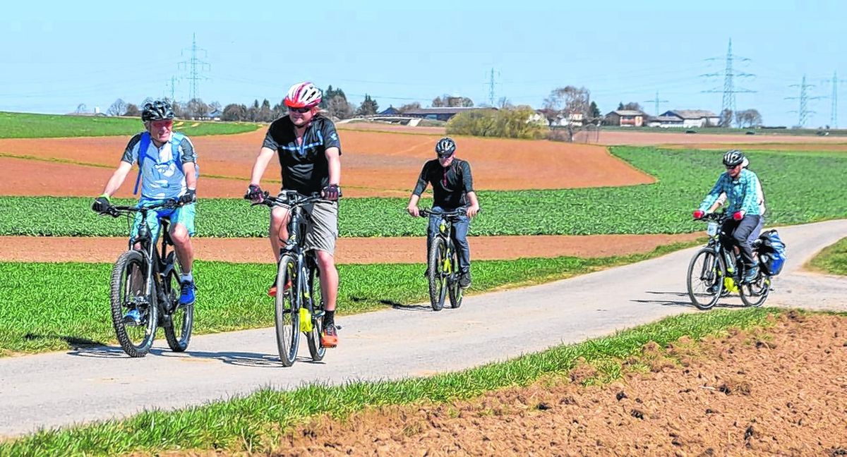 Mit dem E-Bike unterwegs von Maichingen nach Döffingen: Vorne im weiß-roten Helm: Jürgen Lindner von Sportivo. Bilder: Reichert
